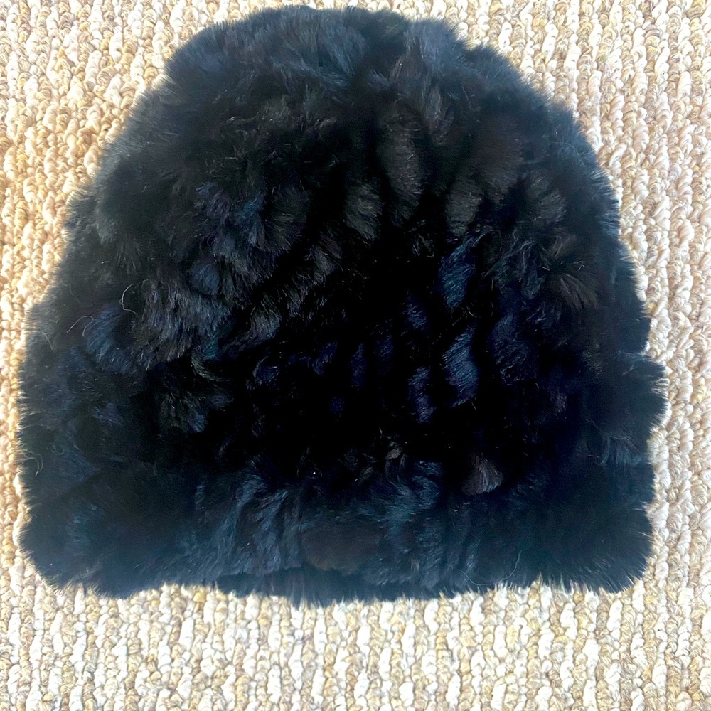 Beautiful faux fur black beanie hat. 🖤